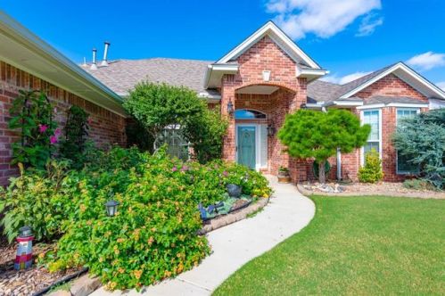 1209 Chipper Ln, Edmond, OK 73025-1887