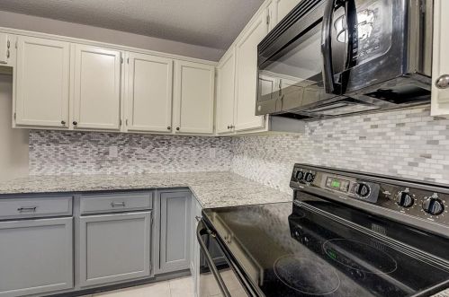 1613 San Francisco St, Carrollton TX 75007-5050 exterior