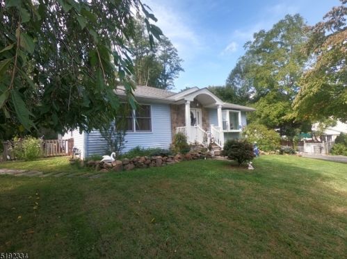 18 Daugherty Ave, Gillette, NJ 07933-1402