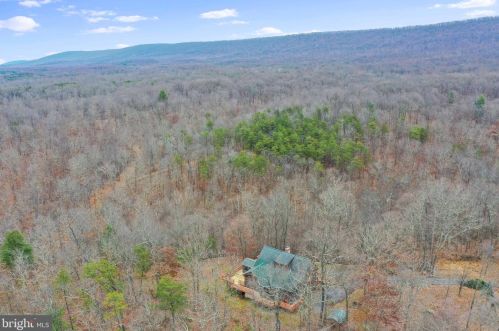 204 Quiet Place Ln, Berkeley Springs WV  25411-6633 exterior