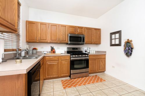 561 Pinebrook Dr, Lemont IL  60490-3173 exterior
