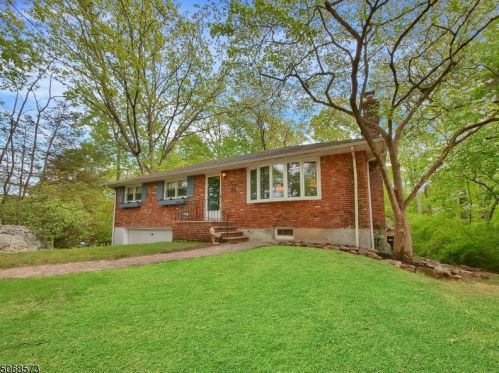 149 Hillside Dr, Bloomingdale, NJ 07403-1532