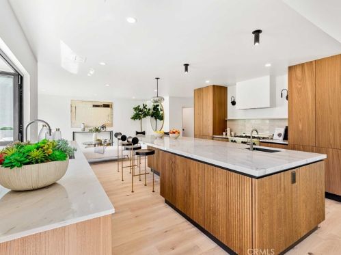 17252 Escalon Dr, Van Nuys CA  91436-4032 exterior