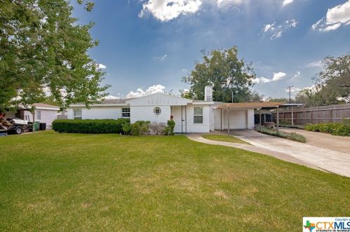 105 Lariat Ln, Victoria, TX 77901-3271