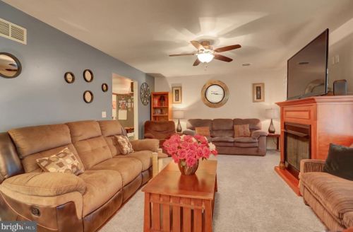 193 Greenview Dr, Carlisle PA  17015-9193 exterior