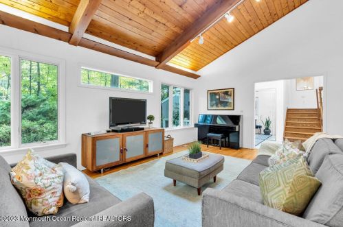 10 Lefferts Ct, Middletown NJ  07748-3031 exterior