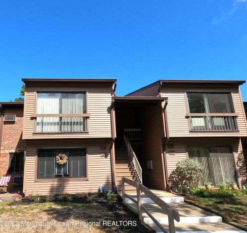 124 Manchester Ct, Tinton Falls, NJ 07701-4804