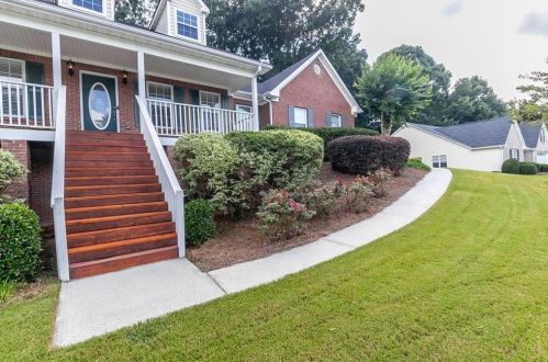 2102 Vintage Oaks Dr, Loganville, GA 30052-5171