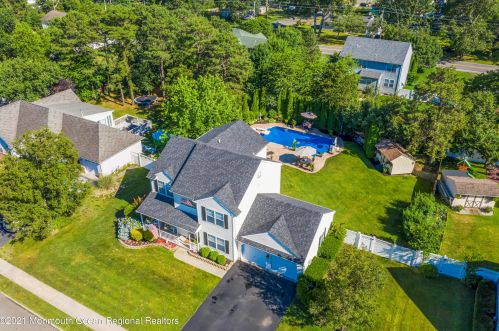 8 Laketree Ct, Lakehurst, NJ 08759-5679
