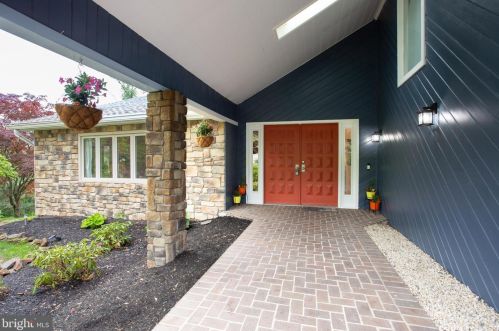 248 Fairway Cir, Cross Junction, VA 22625-2018