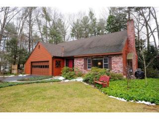 5 River Bend Cir, Kensington, NH 03833-4004