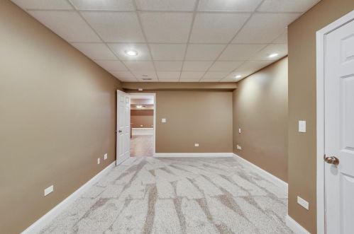 8901 Maple Ave, Willowbrook IL 60527-6469 exterior