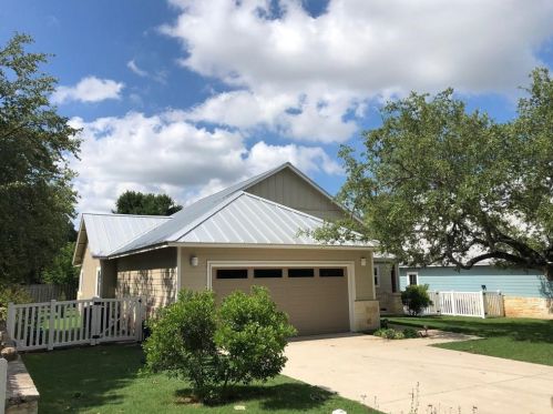 435 Hays St, Mount Sharp, TX 78620-4939