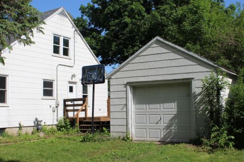 523 11th St, Gibbon, MN 55335-3135