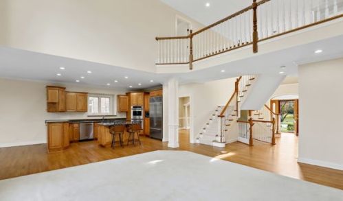 1 Clubside Ct, Willowbrook IL  60527-8129 exterior