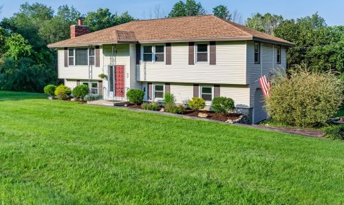 12 Koper Ln, Pelham, NH 03076-2609