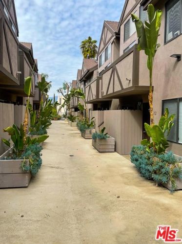 1118 Palmer Ave, Glendale CA  91205-4409 exterior