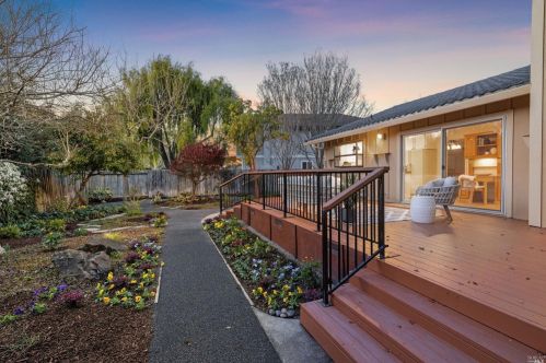 550 Teresa Ct, Sebastopol, CA 95472-2745