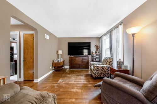 3853 Brummel St, Skokie, IL 60076-3625