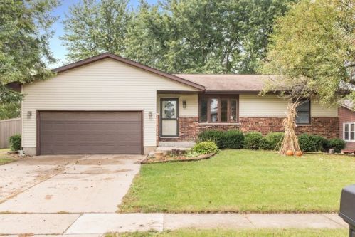 1543 Pebblewood Dr, Sycamore, IL 60178-2729