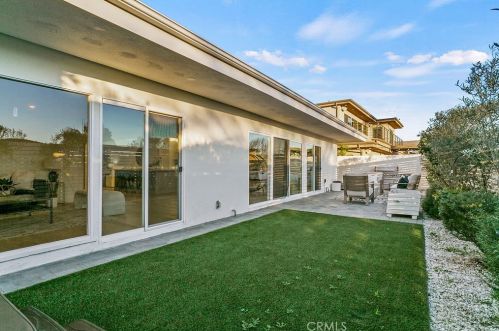 17089 Westport Dr, Huntington Beach CA  92649-4246 exterior