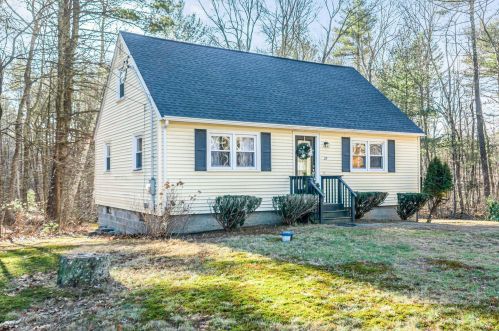 27 Willow St, Pelham, NH 03076-3130