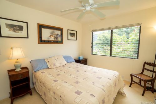 1072 Kaumoku St, Honolulu HI  96825-1306 exterior
