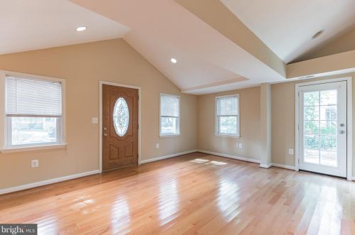 4946 Chestnut St, Shady Side, MD 20764-9661