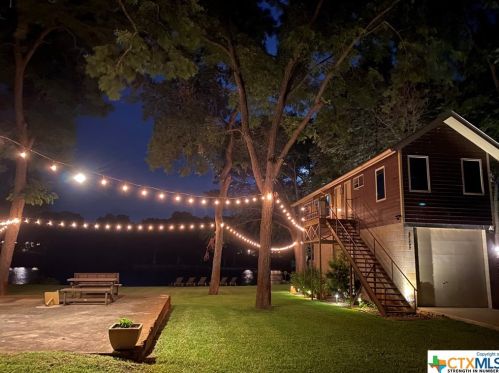 332 Mdw Lk Dr, Seguin TX 78155-9206 exterior