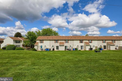 72 Lexton Dr, York PA 17404-9438 exterior