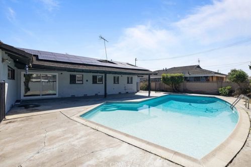 9241 Thistle Rd, Anaheim CA  92804-2327 exterior