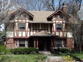 805 Moss Ave, Peoria, IL 61606-1830