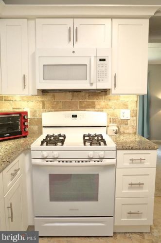 207 Valleybrook Dr, Lancaster PA  17601-4623 exterior