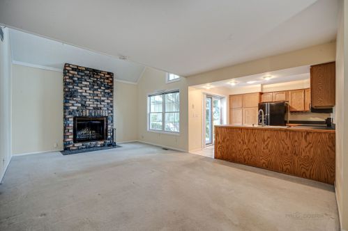 947 Clark Dr, Gurnee, IL 60031-3169