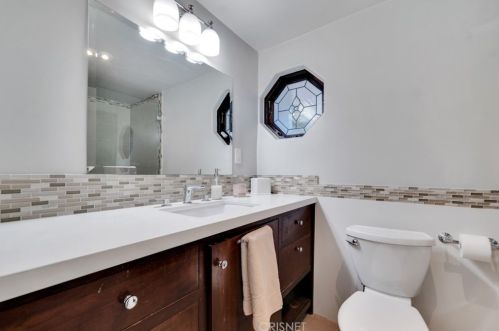 1664 Las Flores Dr, Glendale CA  91207-1200 exterior