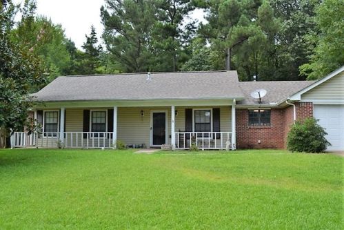 1910 Holly Hill Dr, Tupelo, MS 38801-2392