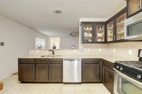 1437 Treeta Trl, Uhland TX 78640 exterior