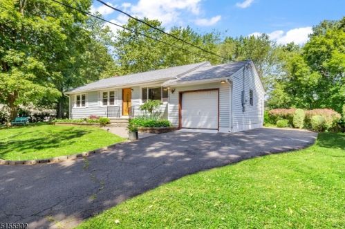 426 Valley Rd, Gillette, NJ 07933-2112
