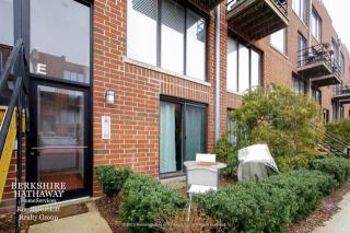 954 Grace St, Chicago, IL 60613-3959