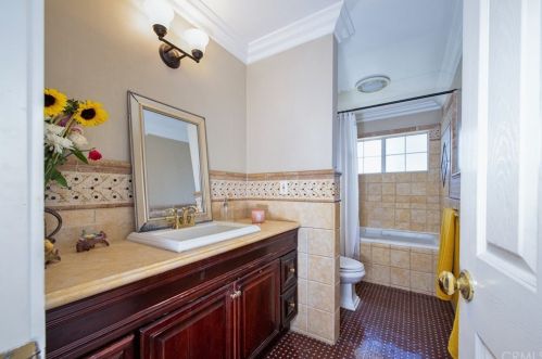 501 West St, Anaheim CA  92801-5951 exterior