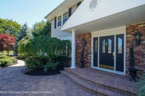 11 Jocarda Dr, Middletown, NJ 07748-3305