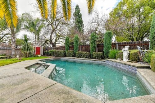 9128 Quail Brook Cir, Elk Grove, CA 95624-4033