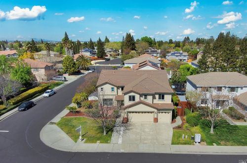 597 Christine Dr, Vacaville, CA 95687-4689