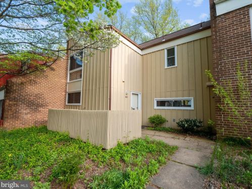 11382 Links Dr, Herndon, VA 20190-4809