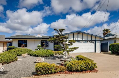 2706 Mesa Dr, Oceanside, CA 92054-3717