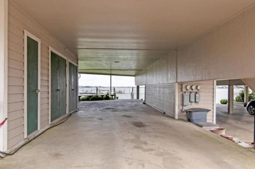 3663 Nasa Pkwy, Taylor Lake Village TX  77586-6321 exterior