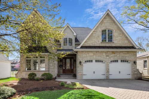 24 Oxford Ave, Willowbrook, IL 60514-1150