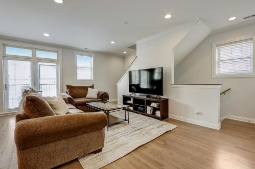 5532 Edmunds St, Chicago, IL 60630-4703
