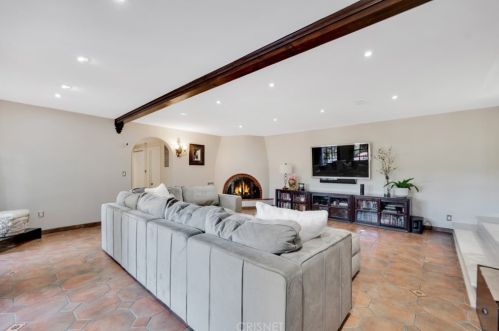 1664 Las Flores Dr, Glendale CA  91207-1200 exterior