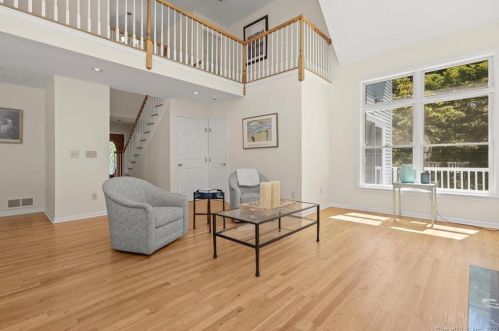 11 Edgewood Dr, Greenwich CT  06831-5213 exterior